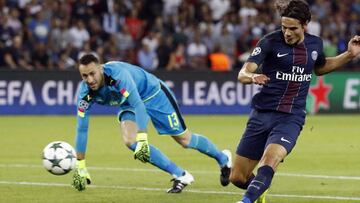 David Ospina frente a Edinson Cavani en el Arsenal-PSG por Champions League