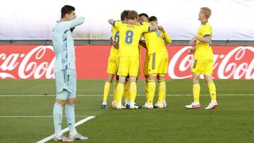 Los jugadores del Cádiz celebran el gol de Lozano a Courtois.