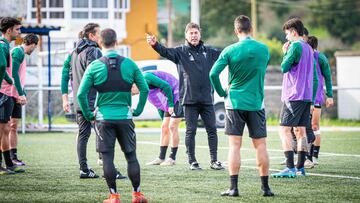 El técnico Alejandro Menéndez da indicaciones durante un entrenamiento del Racing de Ferrol.