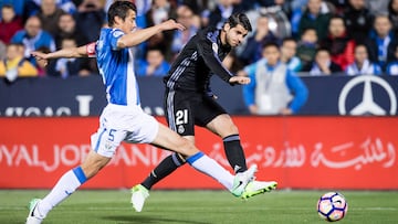 MADRID, SPAIN - APRIL 05: Alvaro Morata (r) of Real Madrid fights for the ball with Martin Mantovani of Deportivo Leganes during their La Liga match between Deportivo Leganes and Real Madrid at the Estadio Municipal Butarque on 05 April 2017 in Madrid, Spain. (Photo by Power Sport Images/Getty Images)