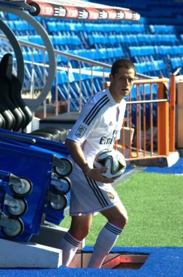 El delantero mexicano Javier 'Chicharito' Hernández, posa durante su presentación como nuevo jugador del Real Madrid, esta tarde en el estadio Santiago Bernabéu de Madrid. 