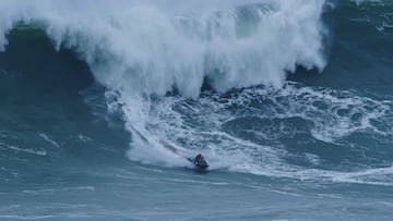 Ola gigante en Nazaré rompiendo tras un jet ski en diciembre 2025