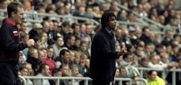 Otro grande en la historia de Holanda que nunca pudo consolidarse como técnico. Su carrera como DT la inició siendo jugador, tomando los dos roles en Chelsea ganó la FA Cup de 1997, pero luego en Newcastle, Feyenoord, Los Ageles Galaxy y el Terek Grozy de Rusia, no pudo ganar nada y sus resultados fueron malos. 