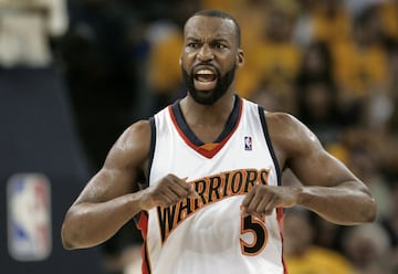 Carne de traspaso. Un talento innato, sali¨® de unos divertidos Hornets rumbo a los Warriors en 2005, a cambio de Speedy Claxton y Dale Davis y tras varios problemas con la franquicia. En Golden State fue uno de los integrantes y m¨¢ximo protagonista del We Believe de Don Nelson, en 2007, cuando eliminaron en primera ronda a unos Mavericks de 67 victorias. En 2011, Davis estaba en los Clippers con un contrato de 65 millones en cinco a?os y el taca?o Donald Sterling, para quitarse de encima esa suma, lo mand¨® a Cleveland junto a una primera ronda que acab¨® siendo el n¨²mero 1 del draft. Kyrie Irving concretamente. El destino es caprichoso. Y a Sterling, por fortuna, lo puso fuera de la NBA.