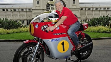 Agostini con una de sus motos campeona.