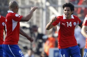 Futbol, Chile vs Colombia
Eliminatorias para Brasil 2014.
El jugador de la seleccion chilena Matias Fernandez, derecha, celebra con sus companeros tras marcar su gol contra Colombia durante el partido clasificatorio al mundial de Brasil 2014 disputado en el estadio Monumental en Santiago, Chile.