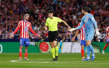 Thibaut Courtois entregando el mechero lanzado a Busquets Ferrer.