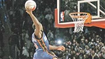 <b>PASADO Y PRESENTE. </b>Robinson salta por encima de Spud Webb y logra un mate que valió 50 puntos.