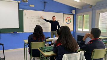 Alberto, en su charla a 3&ordm; de la ESO del colegio Santa Rafaela Mar&iacute;a.