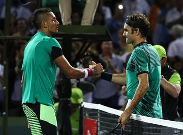 Uno de los mejores partidos de la temporada 2017 llev車 el sello de Nick Kyrgios y Roger Federer. Dos estilos antag車nicos, tanto dentro como fuera de pista, se dieron cita en las semifinales de Miami de aquel a?o, en un partido que termin車 como uno de los mejores de la historia del torneo estadounidense. Federer salv車 bolas de set al australiano, y Kirgios hizo lo propio en el tramo final sobreviviendo a varios puntos de partido del suizo. Finalmente, Federer se llev車 el gato al agua de una semifinal con un marcador hist車rico de tres tie breaks: 7-6 (9), 6-7 ( 9), 7-6 (5).