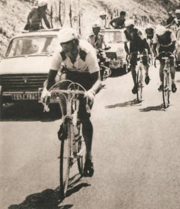 Tom Simpson murió en el ascenso al Mont Ventoux en el Tour de Francia de 1967. El inglés, campeón del mundo en ruta en 1965, falleció por un ataque al corazón ocasionada probablemente por una mezcla de anfetaminas y alcohol. En la imagen en la subida al Mont Ventoux.