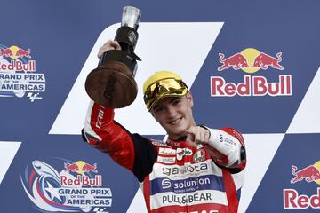 Izan Guevara celebra la victoria en Moto3.