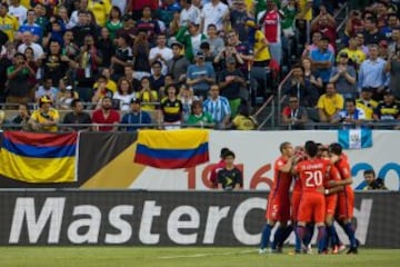 Bajo una fuerte lluvia que obligó a suspender el partido por dos horas, la Roja -sin el suspendido Vidal- derrotó sin problemas a Colombia.