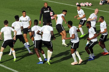 El delantero colombiano Radamel Falcao regresó a Mónaco y realizó su primer entrenamiento con el equipo, bajo el mando del nuevo técnico Thierry Henry.