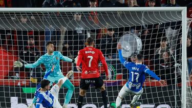 PALMA DE MALLORCA, 02/03/2025.- El delantero del Alavés Kike García (d) marca el 1-1 durante el partido de LaLiga EA Sports entre RCD Mallorca y Deportivo Alavés, este domingo en el Estadio de Son Moix. EFE/ Cati Cladera