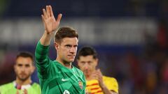 Marc-Andre ter Stegen, del FC Barcelona, saluda a los aficionados después del partido contra el Getafe celebrado en el Coliseum Alfonso Perez el 13 de agosto de 2023.