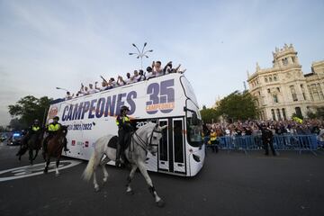 Los jugadores del Real Madrid celebran con la afición el título de Liga desde el autobús.