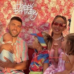 Jordi Alba y Romarey Ventura se visten de Ken y Barbie