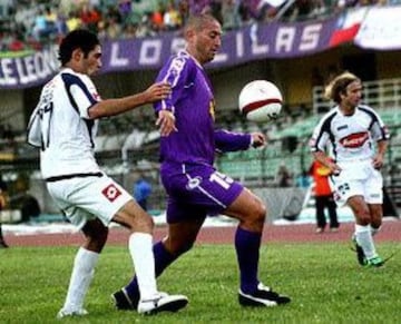 Cristián Montecinos fue el máximo goleador chileno del 2002, junto a 'Chamagol' González. Anotó 31 goles entre el Al Dubai y el Al Wasl.