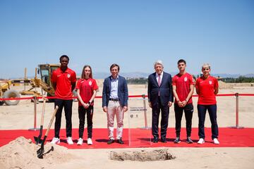 El presidente del Atlético de Madrid, Enrique Cerezo y el alcalde de Madrid, José Luis Martínez-Almeida, junto a deportistas del club, han participado de la colocación de la urna a modo de la primera piedra.