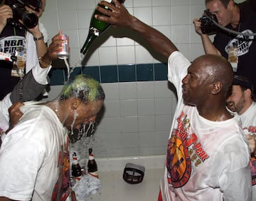 Michael Jordan rocía de champán a su compañero de equipo, Dennis Rodman, tras ganar el campeonato de la NBA frente a Utah Jazz en 1998.