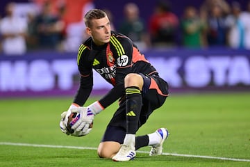 El portero del Real Madrid, Andriy Lunin, durante el encuentro ante el Milan. 