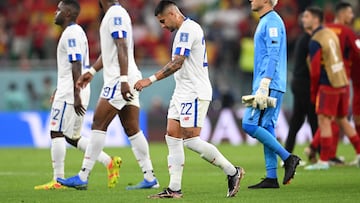 Costa Rica's defender #22 Ronald Matarrita leaves the pitch with teammates after the Qatar 2022 World Cup Group E football match between Spain and Costa Rica at the Al-Thumama Stadium in Doha on November 23, 2022. (Photo by Raul ARBOLEDA / AFP)