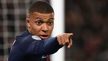 Paris Saint-Germain&#039;s French forward Kylian Mbappe gestures during the French L1 football match Paris Saint-Germain (PSG) vs Strasbourg, on April 7, 2019 at the Parc des Princes stadium in Paris. (Photo by FRANCK FIFE / AFP)
 PUBLICADA 14/04/19 NA MA