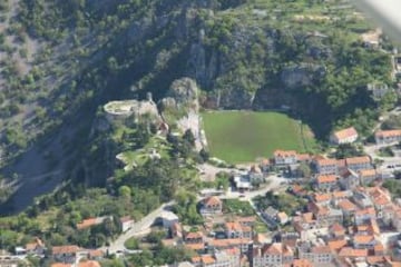 8 - Desde el aire, el estadio Town Stadium Gospin.