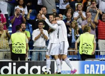 Nacho y James Rodríguez celebrando el gol 1-0 para el Real Madrid durante el partido de la primera jornada de la fase de grupos de la Champions League que se disputa esta noche en el estadio Santiago Bernabéu