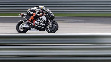 Pol Espargaró con la KTM en los test de Sepang.