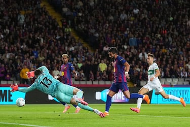 Ferran Torres marca el 2-0 al Elche. 