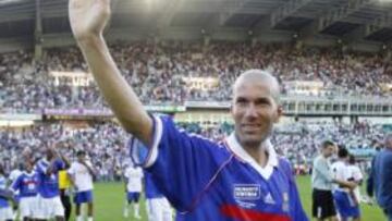 <b>IDOLO FRANCÉS. </b>Zidane conquistó el Mundial y la Eurocopa como jugador y ahora podría empezar su carrera en el banquillo de Francia.