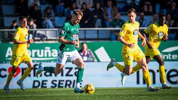Josep Señé conduce el balón durante el partido contra el Deportivo en A Malata.