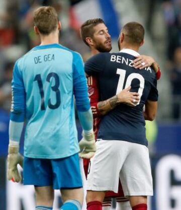 Karim Benzema saluda a Sergio Ramos al final del encuentro.