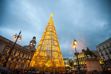Y cómo no, el árbol de la Puerta del Sol. El abeto de luces, ubicado en pleno centro de la capital, es la decoración más famosa y fotografiada de la capital española. ¿Quién no ha acudido ya a la plaza más famosa de Madrid para fotografiarse con él?