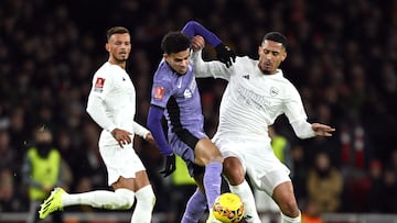 Soccer Football -  FA Cup - Third Round - Arsenal v Liverpool - Emirates Stadium, London, Britain - January 7, 2024 Liverpool's Luis Diaz in action with Arsenal's William Saliba REUTERS/Dylan Martinez