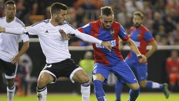 Gayà y Roger, en un derbi en Primera División.