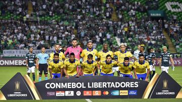 Argentina's Boca Juniors football players pose for pictures before the Copa Libertadores group stage first leg football match between Colombia's Deportivo Cali and Argentina's Boca Juniors at the Deportivo Cali Stadium in Palmira, near Cali, Colombia, on April 5, 2022. (Photo by Luis ROBAYO / AFP)