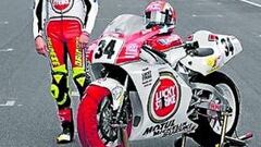 <b>UN MITO. </b>Schwantz se subió en Indy a la Suzuki RGV 500 del 93.