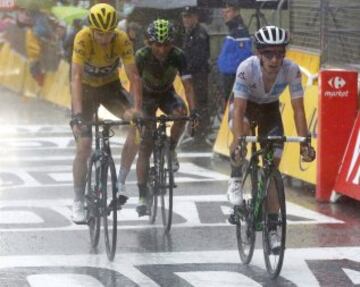 Chris Froome, Nairo Quintana y Adam Yates cruzan la línea de meta.