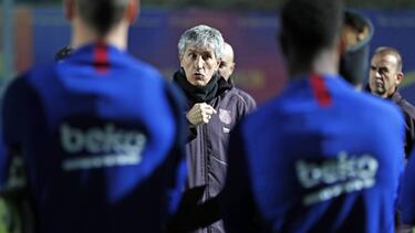 Quique Setién da instrucciones a sus jugadores.