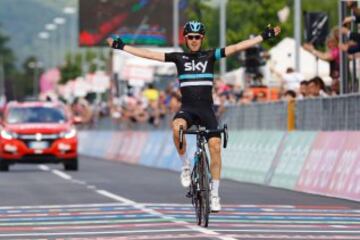 Mikel Nieve celebrando su victoria.