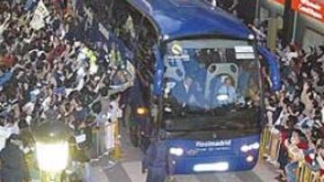 <b>BIENVENIDA MULTITUDINARIA. </b>El Madrid fue recibido en Albacete por unos 3.000 aficionados que vitorearon al equipo.