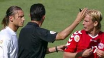 <b>SANCIÓN</b>. La pugna entre el italiano Totti y el danés Pulsen ha terminado con una sanción al primero por escupir a Poulsen.