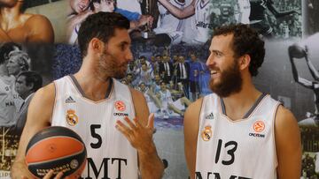 Rudy Fernández y Sergio Rodríguez dialogan antes de una entrevista. Era septiembre de 2013, el inicio de una temporada en la que el Chacho fue el MVP de la Euroliga.