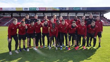 Los jugadores del Mirand&eacute;s posan sonrientes en el entrenamiento previo al encuentro de ida de semifinales de la Copa del Rey ante la Real Sociedad.