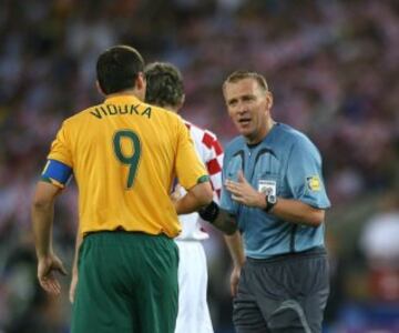 El Australia vs Croacia del Mundial de Alemania 2006 será recordado por la actuación del árbitro británico Graham Poll, quien amonestó en tres ocasiones al balcánico Simunic. La primera fue al minuto 60; la segunda, al 90’, por detener ilegalmente a un rival y la tercera, tres minutos después, por protestar una decisión del colegiado. Joseph Blatter intentó liberarle de culpa al decir que “lo había hecho bien antes” pero nada impidió que Poll se “retirara".