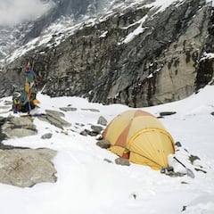 Carlos Soria ya descansa a salvo en el campo base