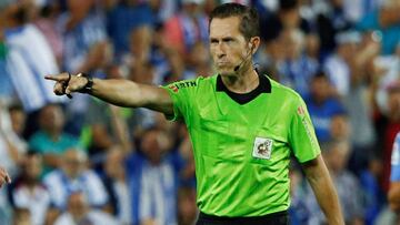 El colegiado González González pita el derbi entre el Atlético y el Madrid.